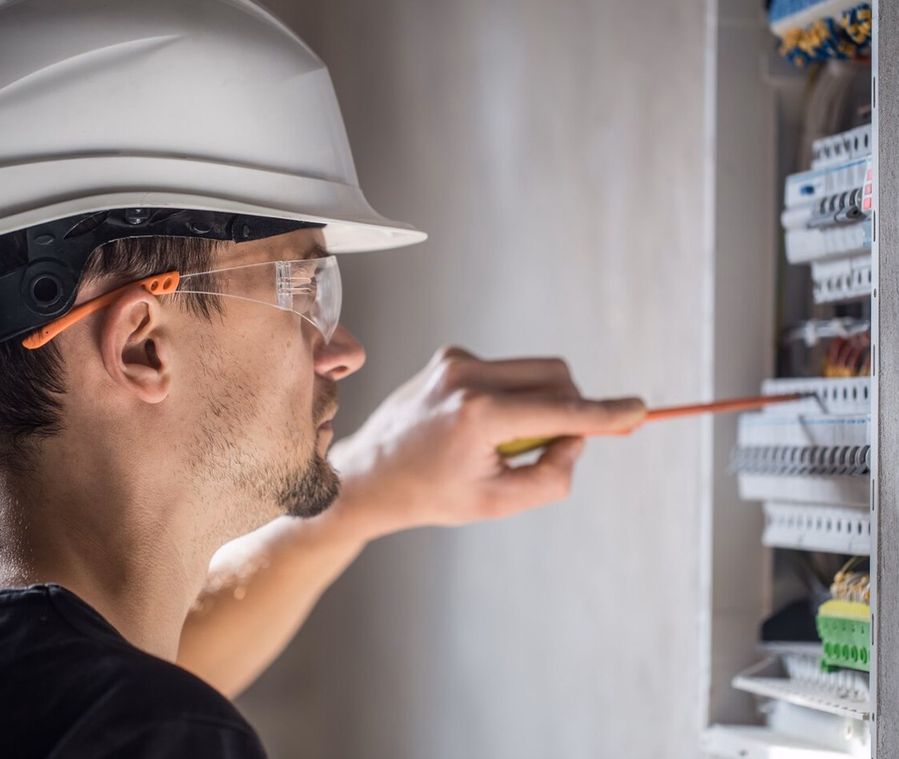 Image d'un électricien devant un chantier de construction